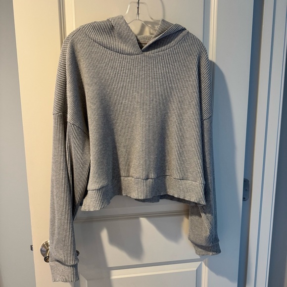 Alo Muse Gray Ribbed Soft Cropped Hoodie - Picture 4 of 9